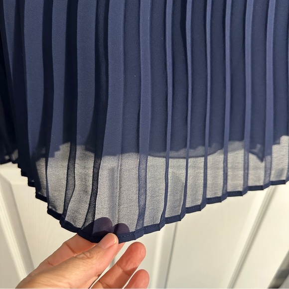 DR2 size 3X top, navy with mustard/white collar, all over pleats, chiffon, flowy - Picture 4 of 10